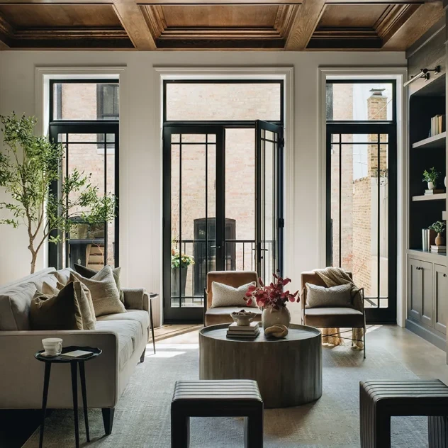 Ένα townhouse 150 ετών στο Σικάγο αποδεικνύει πόσο διαχρονικό είναι το λευκό και το μαύρο στη διακόσμηση