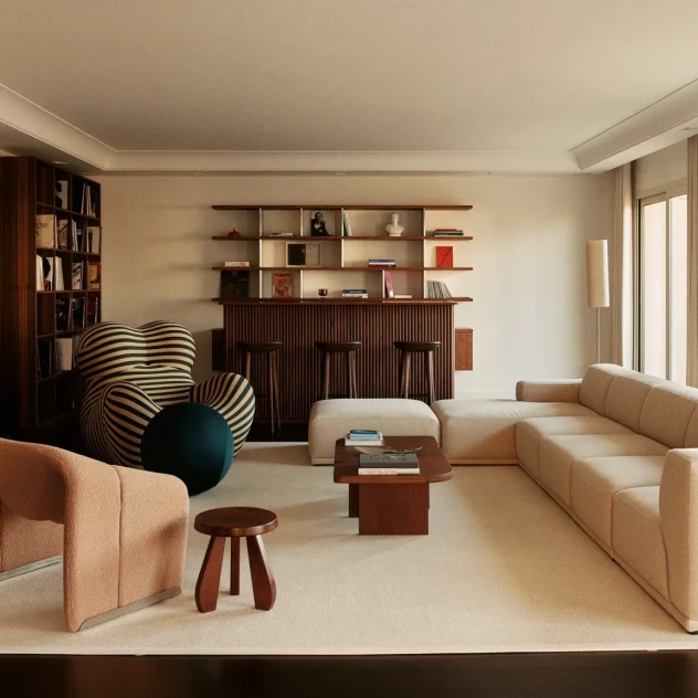 Ένα μικρό παριζιάνικο διαμέρισμα που σχεδιάστηκε γύρω από ένα sound bar για ακρόαση βινυλίων