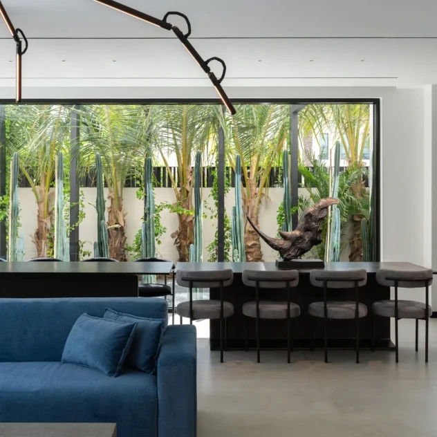 Μια βίλα στο Dubai όπου τα φυσικά υλικά συνυπάρχουν με τις πολυτελείς πινελιές 