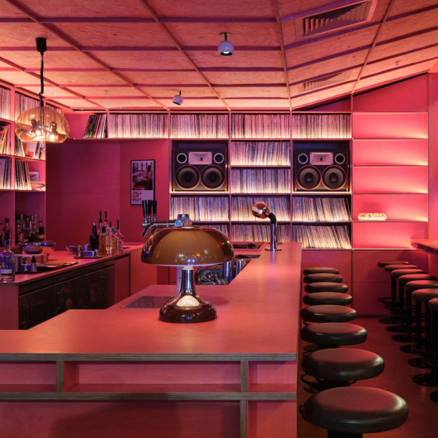 Τα listening bars είναι η νέα τάση που συνδυάζει την ακουστική εμπειρία με το interior design