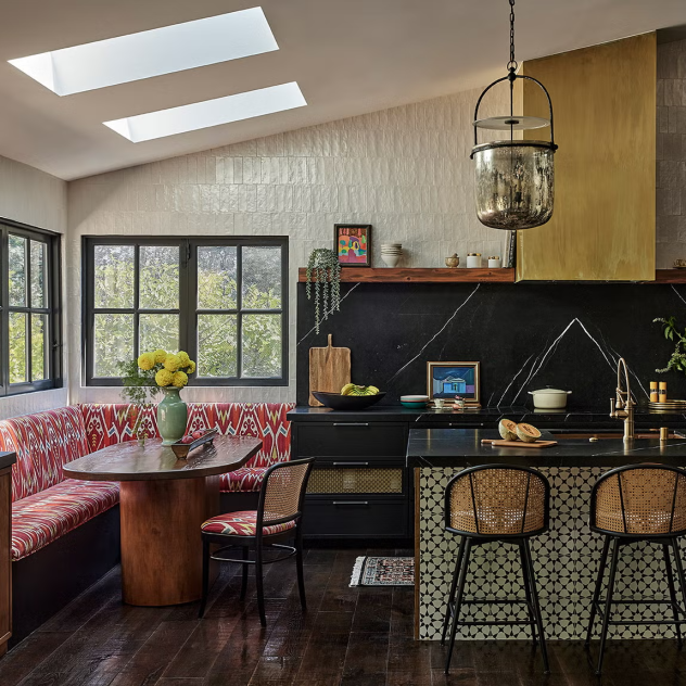 Ένα σπίτι στο Los Angeles που αναδεικνύεται μέσα από τα χρώματα και τις υφές