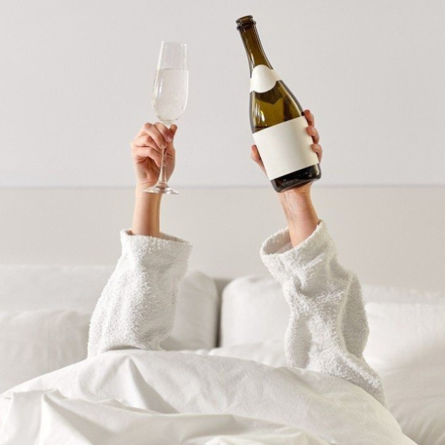 Νιώθετε πρήξιμο από το αλκοόλ; Τι το προκαλεί και πώς να το αποφύγετε