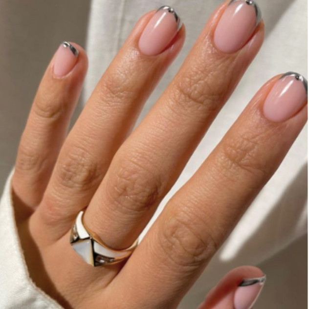 Τα silver nails είναι το πρώτο trend της χρονιάς που έχει κατακλύσει τα social media 