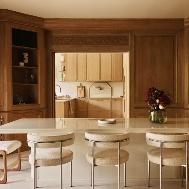 Το Παρίσι του 1980 συναντά το σύγχρονο Haussmann σε ένα ανανεωμένο διαμέρισμα