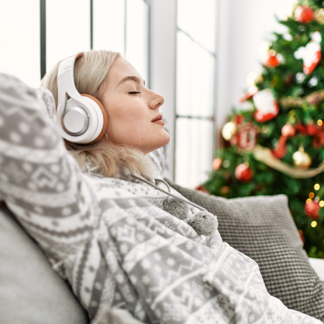 Τα καλύτερα festive podcasts που θα σας βάλουν στο πνεύμα των ημερών