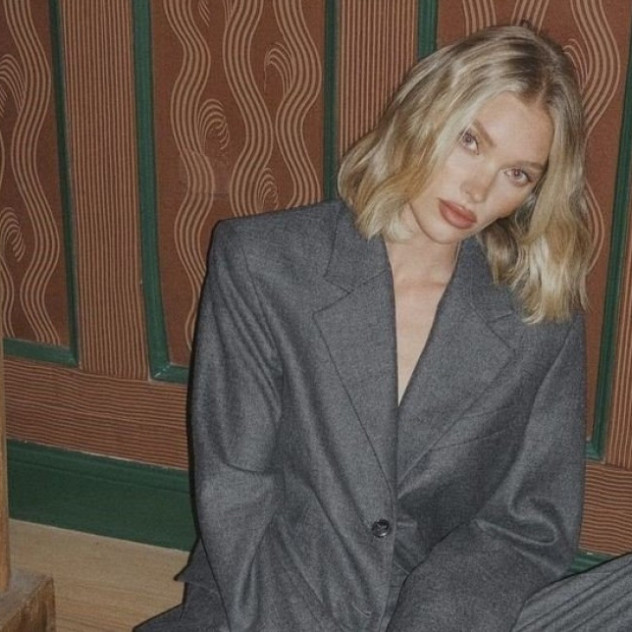 Ένα καλό hair serum είναι απαραίτητο για να αποχαιρετήσετε τη χρονιά με τα πιο λαμπερά μαλλιά 