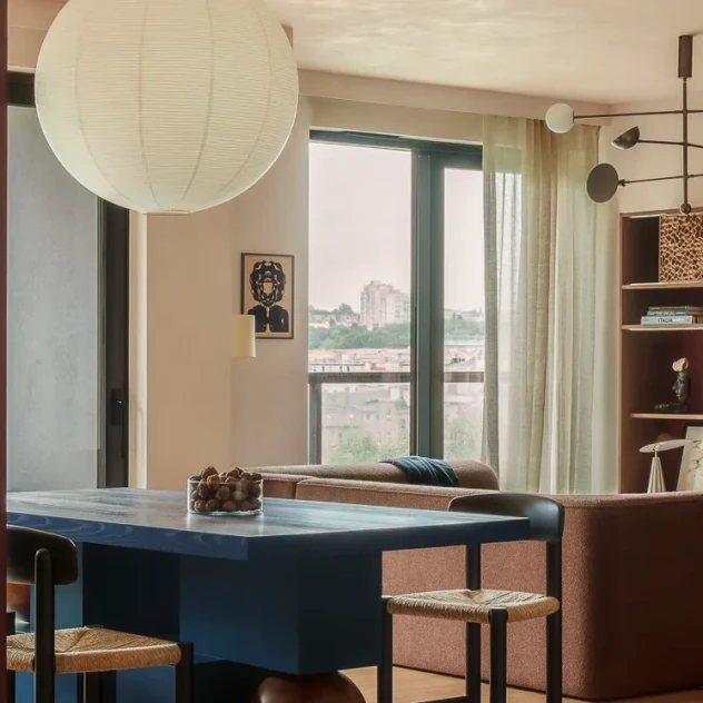 Το διαμέρισμα στην Πολωνία που συνδέει τη μεσογειακή αισθητική με το mid-century design