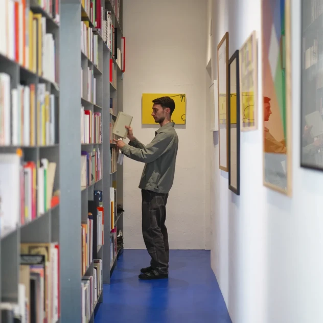 Ένα σπίτι μόλις 45 τ.μ. στο Μιλάνο μεταμορφώθηκε από δύο γραφίστες σε έναν χώρο που θυμίζει γκαλερί