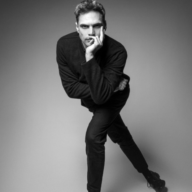 Ο Γιώργος Παπαγεωργίου, σε μια αποκλειστική συνέντευξη στο GLOW, μιλά για τη δύναμη της Tέχνης και την αφύπνιση της κοινωνίας