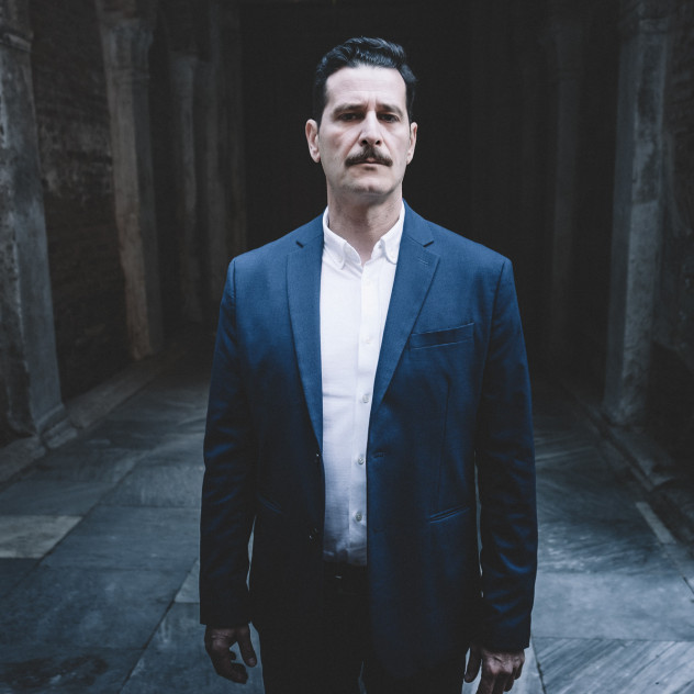 SKG Stories: Αυτό που ο Γιάννης Καραμφίλης εντοπίζει στο βλέμμα του θεατρικού κοινού είναι το ελιξίριο για την τέχνη του