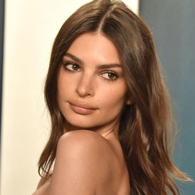 Η μοναδική απόχρωση κραγιόν που κάθε καστανομάλλα χρειάζεται στην τσάντα της 