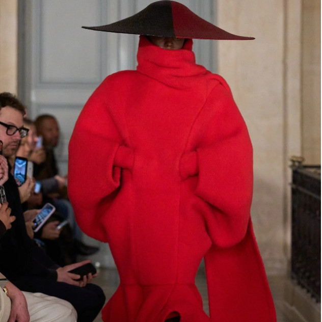 Ο Jacquemus παρουσίασε τη Le Palmier, μια collection εμπνευσμένη από την κόρη του Picasso, Paloma, για τη FW26