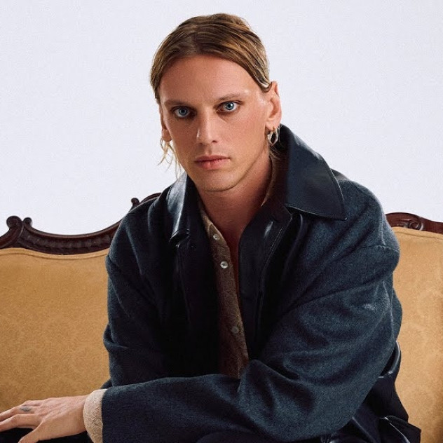 Ο Jamie Campbell Bower αποκαλύπτει τους καλλιτέχνες που επηρέασαν τη δουλειά του