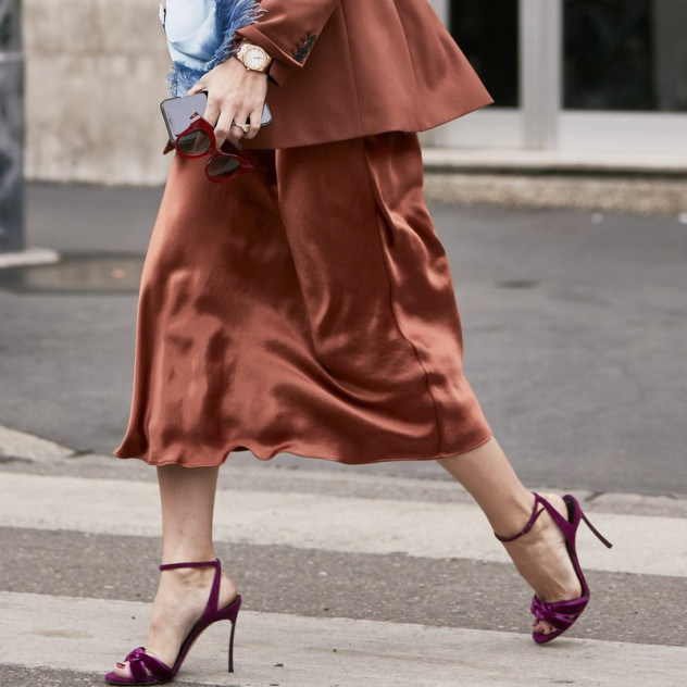 Οι midi φούστες που θα αντικαταστήσουν όλα τα παντελόνια της γκαρνταρόμπας σας