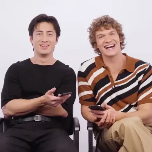 Οι πρωταγωνιστές του 'Heated Rivalry' διαβάζουν τολμηρά tweets και σχολιάζουν