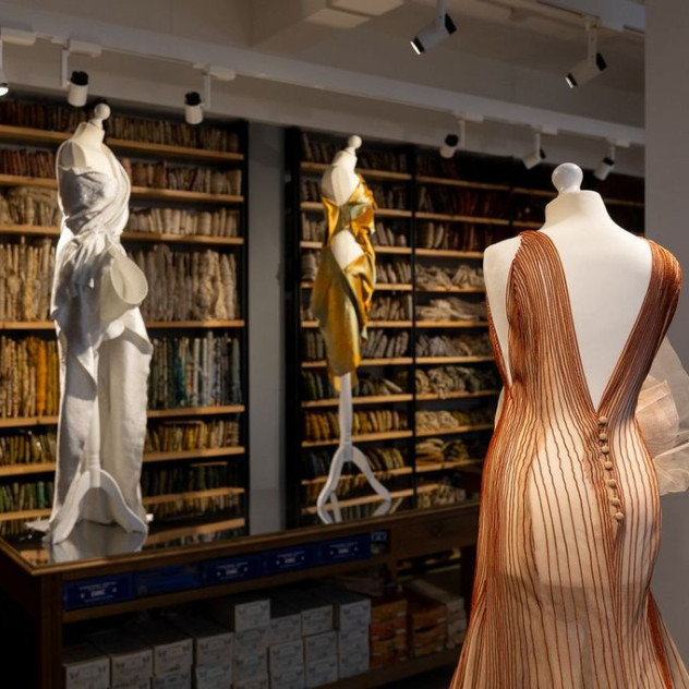 Η σχεδιάστρια, Denise Ελευθερίου, μιλάει αποκλειστικά στο GLOW για την έκθεση «ΝΗΜΑΤΩΝ ΕΝΔΥΜΑ» στο Μουσείο Μπενάκη