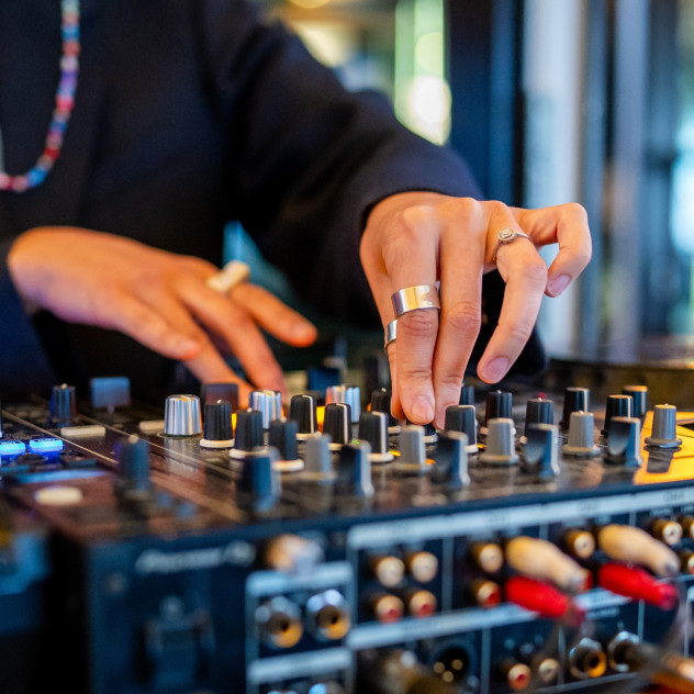 Το GLOW.GR συνομιλεί με πέντε επιδραστικές DJs που δίνουν ρυθμό στη μουσική σκηνή της Θεσσαλονίκης