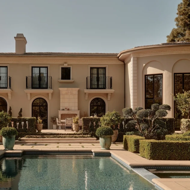 Η αίγλη του Beverly Hills συναντά την παριζιάνικη κομψότητα σε αυτήν την château-style κατοικία