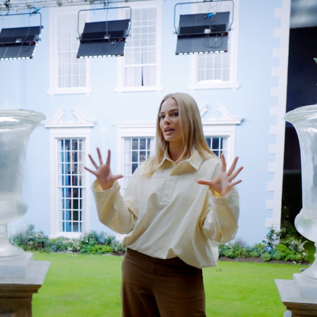 Η Margot Robbie μας ξεναγεί στο σκηνικό της ταινίας Ανεμοδαρμένα Ύψη