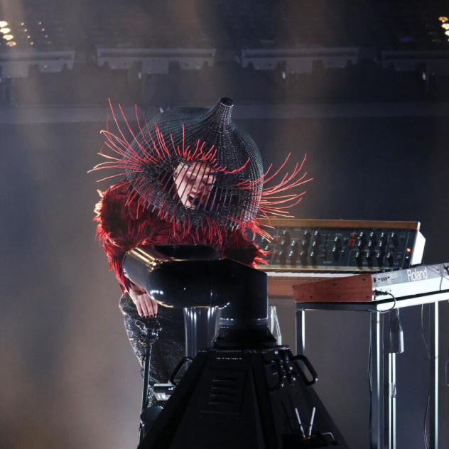 Απολαύστε τη Lady Gaga να ερμηνεύει το “Abracadabra” στα φετινά Grammys