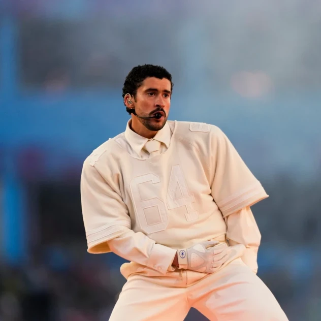 Πώς ο Bad Bunny μέσα από τη fiesta του κατάφερε να περάσει το πιο αντιρατσιτικό μήνυμα της περιόδου