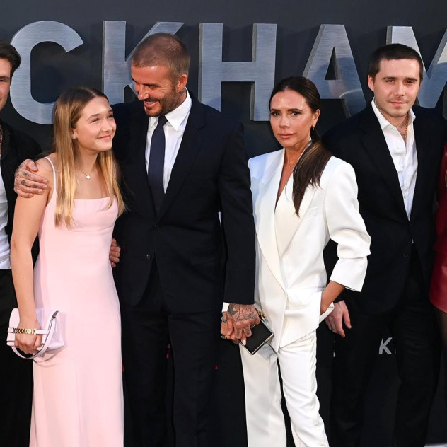 Η πρώτη δημόσια εμφάνιση της οικογένειας Beckham στο Παρίσι μετά τις αναρτήσεις του Brooklyn
