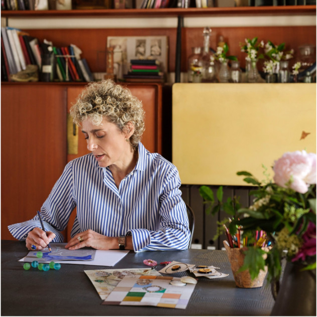 Η Francesca Villa μετατρέπει την αγάπη της για τα ταξίδια σε κοσμοπολίτικα κοσμήματα με ιστορία