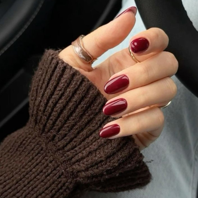 Berry Nails: Το πιο ελκυστικό μοβ μανικιούρ του χειμώνα και οι ιδέες για να το υιοθετήσετε