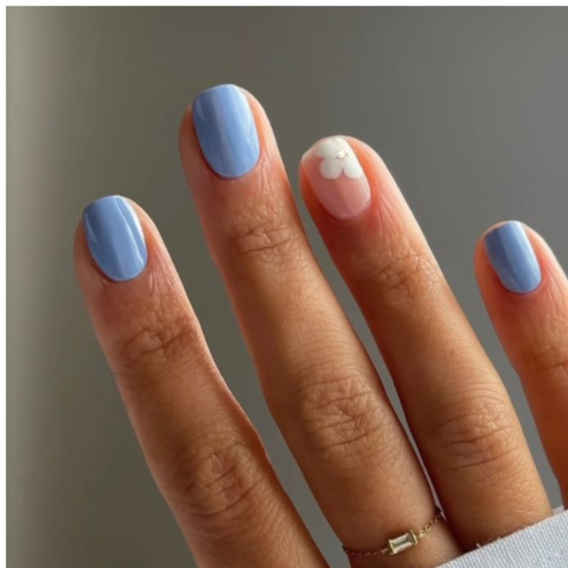 Τα baby blue nails είναι το πιο γλυκό μανικιούρ που μας κάνει να ανυπομονούμε για την άνοιξη