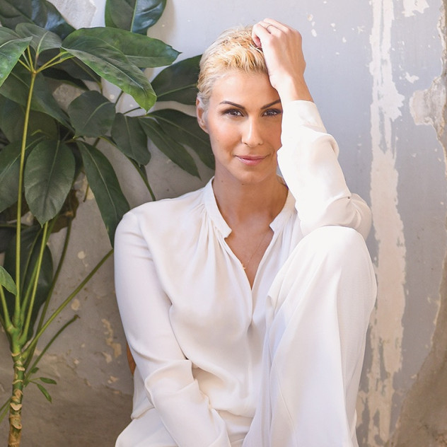 Η Άννα Κανδαράκη σε μια αποκλειστική συνέντευξη στο GLOW μιλά για την ανάγκη να ζούμε λιγότερο στο «πρέπει» και περισσότερο στο «αληθινό»