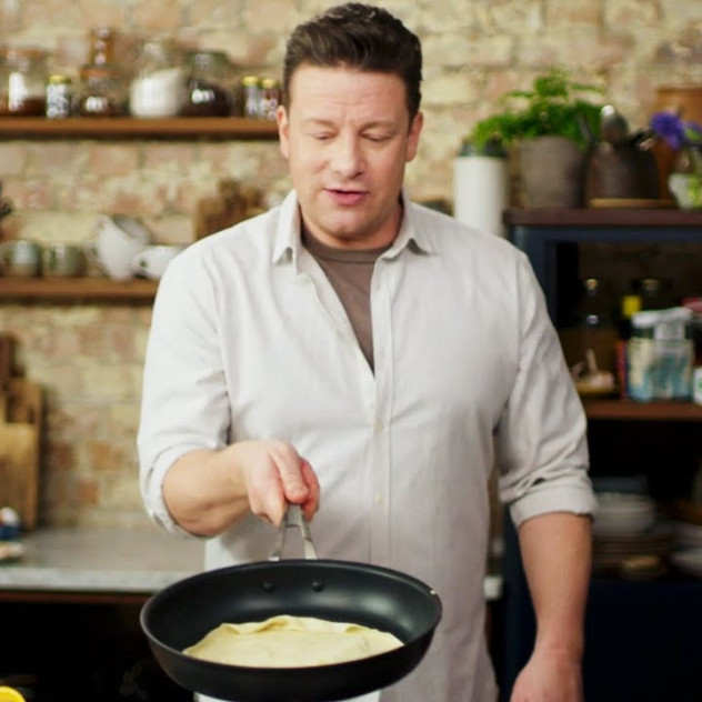 Ο Jamie Oliver μας μαγειρεύει pancakes και κάνει τα πρωινά μας πιο νόστιμα