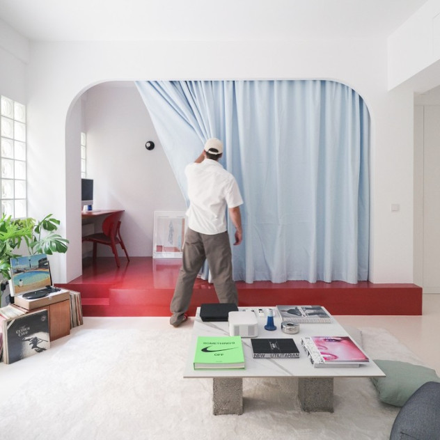 Ένα σκοτεινό διαμέρισμα μετατρέπεται σε ένα φωτεινό καταφύγιο στα Εξάρχεια