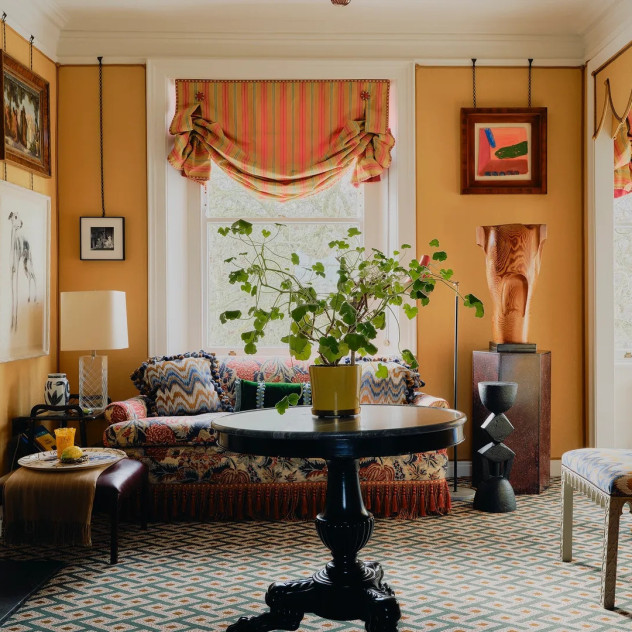 Η θεατρική κομψότητα ενός λονδρέζικου διαμερίσματος με εκλεκτική διακόσμηση