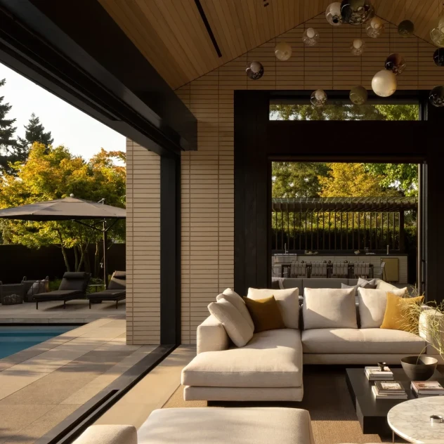 Ένα farmhouse στο καταπράσινο τοπίο του Καναδά συνδυάζει κομψά το παλιό με το μοντέρνο στιλ