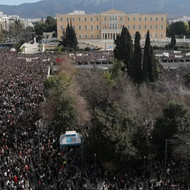 Τέμπη, τρία χρόνια μετά: Όλη η Ελλάδα στους δρόμους ζητά δικαιοσύνη για την ανείπωτη τραγωδία