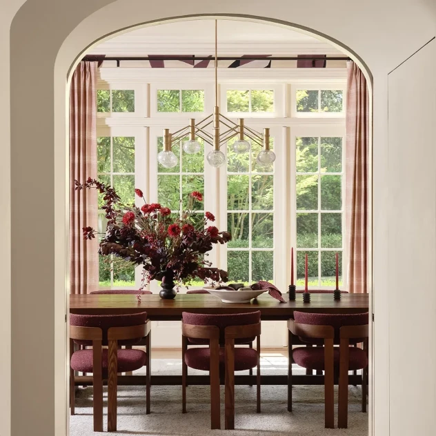 Μια οικογενειακή κατοικία στην Καλιφόρνια που αποδεικνύει ότι το χρώμα δε χρειάζεται να είναι κραυγαλέο