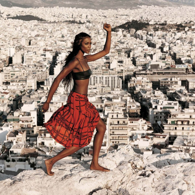 Εγκαινιάστηκε η έκθεση «Είσαι ό,τι φοράς - What You Wear Is What You Are», φέρνοντας σε δημιουργικό διάλογο Έλληνες και διεθνείς καλλιτέχνες και σχεδιαστές