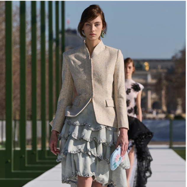 Paris Fashion Week: Ο Jonathan Anderson παρουσίασε μια συλλογή για τον Dior βγαλμένη από... ανοιξιάτικο πίνακα ζωγραφικής