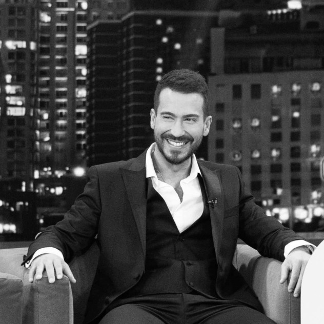 Face to Face με τον Γιάννη Αθανασόπουλο: «Η τίμια και ειλικρινής αγκαλιά είναι το ισχυρότερο φυσικό αντικαταθλιπτικό στη νοσηρότητα των καιρών μας»