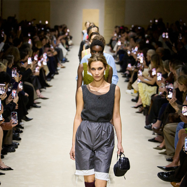 Prada Fall 2026: Τα μόλις 15 μοντέλα, οι 4 εμφανίσεις και η Bella Hadid