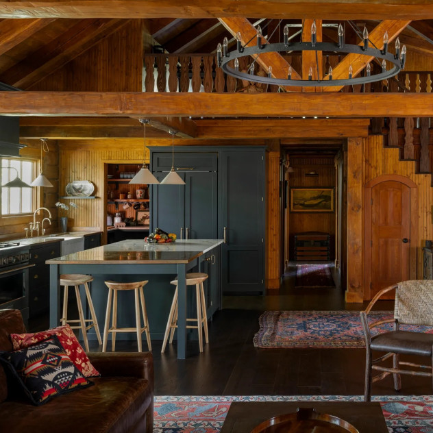 Δύο παραδοσιακές καμπίνες στη Minnesota συνδυάζουν το ξύλινο στοιχείο με την άγρια φύση σε μια αρμονική αισθητική