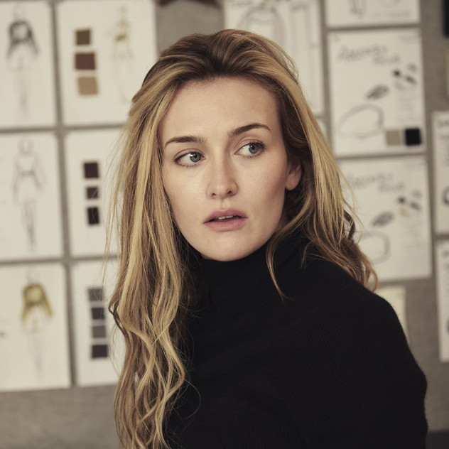 Τα fashion items που θα επέλεγε τώρα η Carolyn Bessette Kennedy