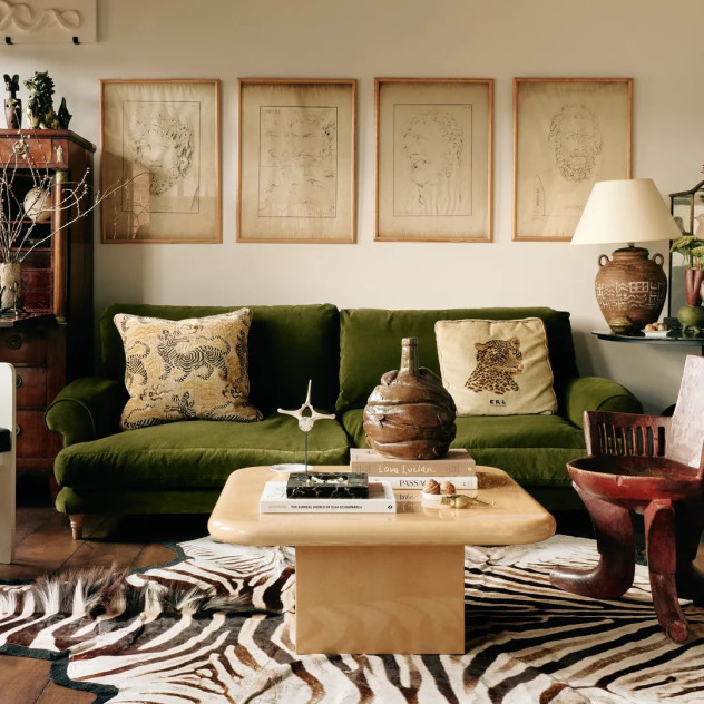 Ένα εκκεντρικό αλλά ζεστό διαμέρισμα στο Λονδίνο ισορροπεί ανάμεσα στη θεατρικότητα και την απόλυτη άνεση