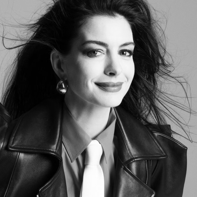 H Anne Hathaway ζωγραφίζει και μιλά για το “The Devil Wears Prada 2” και την καριέρα της
