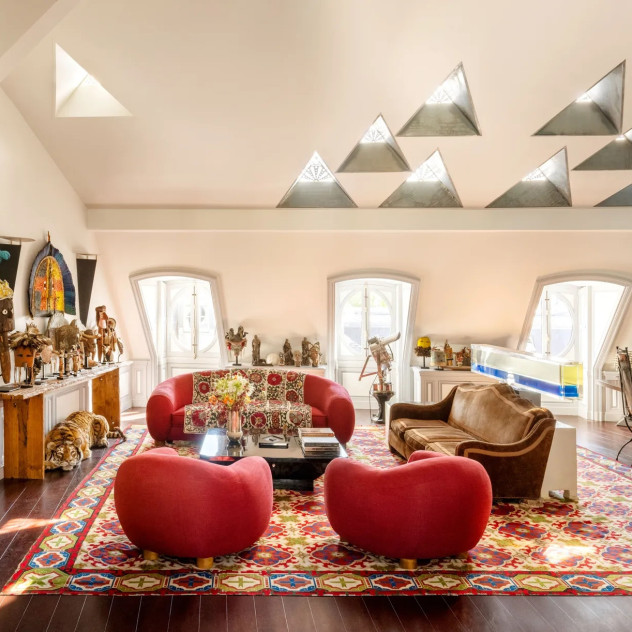 Ο Christian Louboutin ανοίγει τις πόρτες του παριζιάνικου διαμερίσματός του και μας ξεναγεί