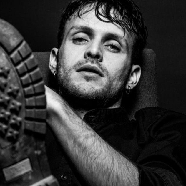 Ο Γιώργος Μπένος αποκλειστικά στο GLOW.GR: Η μεγάλη πρόκληση που αντιμετώπισε στην «Τελευταία Κλήση» και το “Maestro” που είδε κατάματα τα μελανά κομμάτια αυτής της κοινωνίας