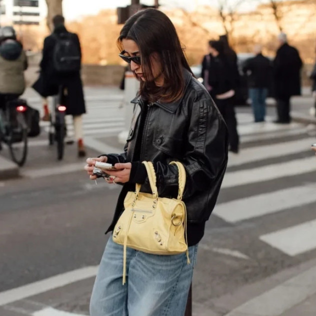 Οι πιο κομψές τάσεις του street style που ξεχώρισαν στην Paris Fashion Week