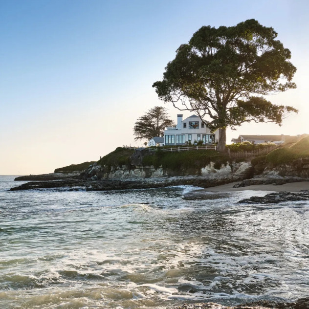 Το εντυπωσιακό παραθαλάσσιο cottage στη Santa Cruz της California που στέκεται πάνω από τον ωκεανό