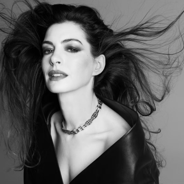 Η Anne Hathaway, λίγο πριν το The Devil Wears Prada 2, μιλά στο Harper’s Bazaar εφ’ όλης της ύλης