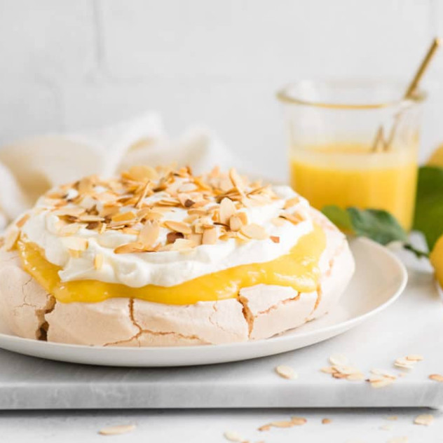 Η τέλεια πάβλοβα λεμόνι που θα συνοδέψει κάθε πασχαλινό τραπέζι